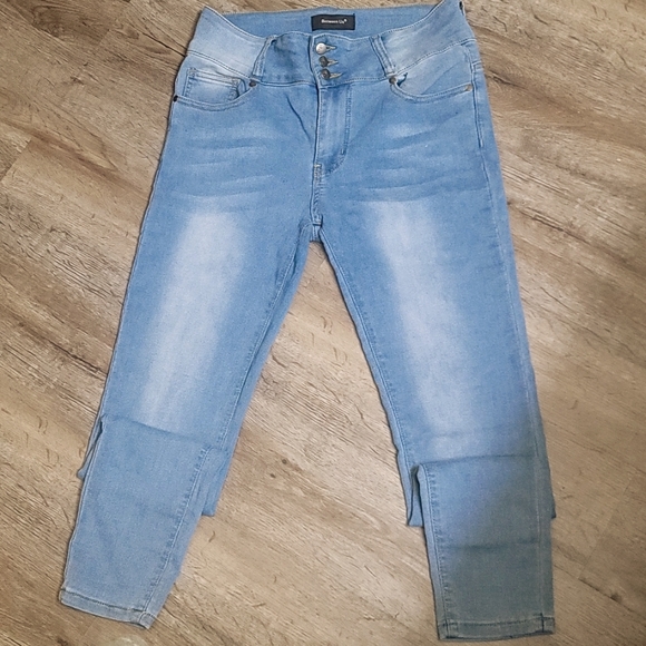 Womens BlueJeans SKINNY Jeans. Size: 15. THREE Button & Zipper. 65% Cotton. 10% - Picture 2 of 5